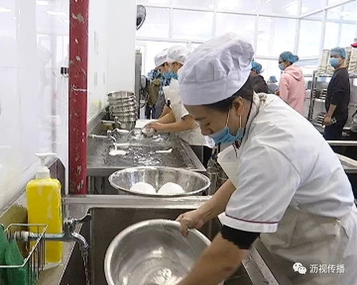 大瀝鎮(zhèn)社區(qū)工作人員參觀學(xué)習(xí)規(guī)范化食品安全生產(chǎn)